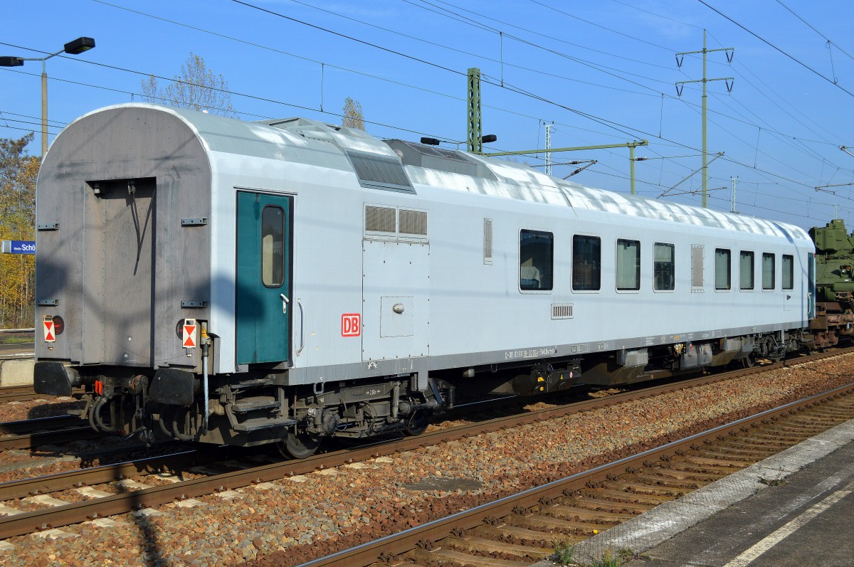 Militärbegleitwagen (US-Wachschutzwagen), ein kombinierter Schlaf- und Sitzwagen mit eingebauter Klimaanlage der DB mit der Nr. D-DB 63 80 99-30 004-5 WLBvmsk 177.1 am 31.10.15 im BHf. Flughafen Berlin-Schönefeld.