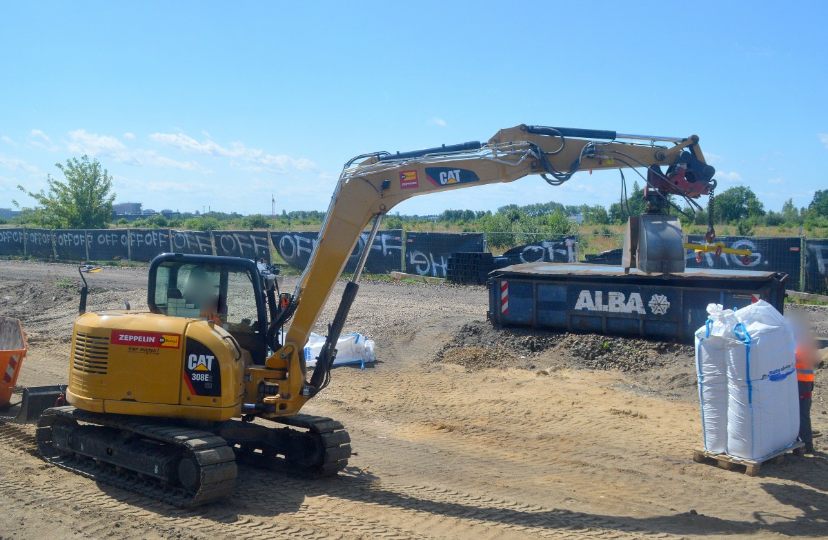 Mini-Kompaktbagger CAT 308E2 CR (Mietbaumaschine)im Einsatz beim Neubau der Fernbahnstrecke zwischen Berlin-Lichtenberg und Grünauer Kreuz Höhe Berlin Adlershof, 20.07.15