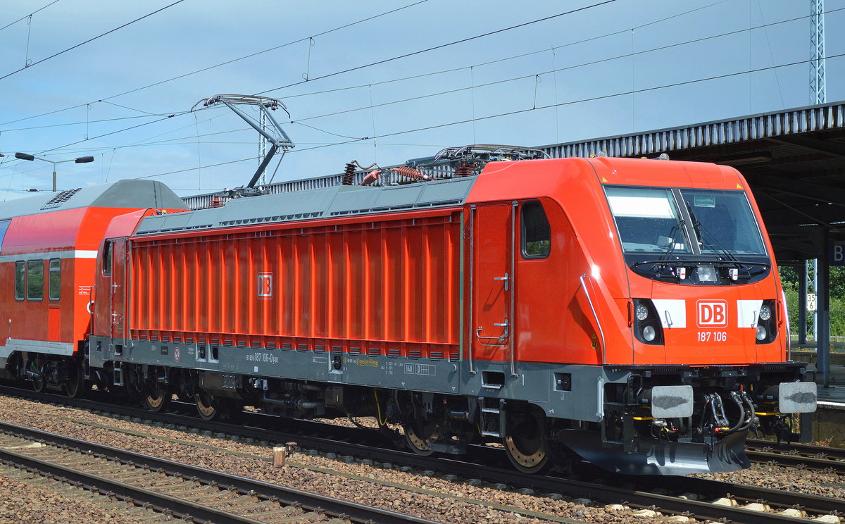 Mit der BR 187 von Bombardier verhält es sich ähnlich wie zu Beginn der Vectron Einstellungen bei den deutschen EVU, bisher sind außer bei der Vorstellung auf der InnoTrans nur in ganz seltenen Ausnahmen diese neuen Drehstrom-Loks bei uns im Nordosten zu bewundern gewesen, daher war ich heute doch recht erfreut diese DB Variante zu erspähen. Die 187 106-0 und ihre weiteren roten DB Schwestern wirken bei diesem Loktyp anders als bei vielen anderen Loktypen in den Einheitsfarben wirklich herausragend schön, überhaupt bin schon seit der Erstvorstellung vor vier Jahren auf der InnoTrans der Meinung das sie optisch mehr her gibt als die Siemens Vectrons aber das ist eine reine Geschmackssache. 06.07.16 Bf. Flughafen Berlin-Schönefeld.