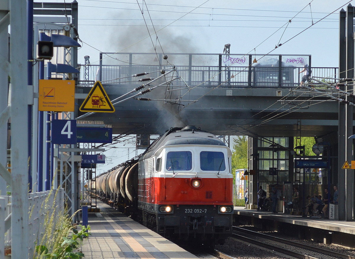 Mit reichlich Dieseldampf kommt 232 092-7 mit einem Knickkesselwagenzug durch den Bf. Berlin-Hohenschönhausen, 29.05.17