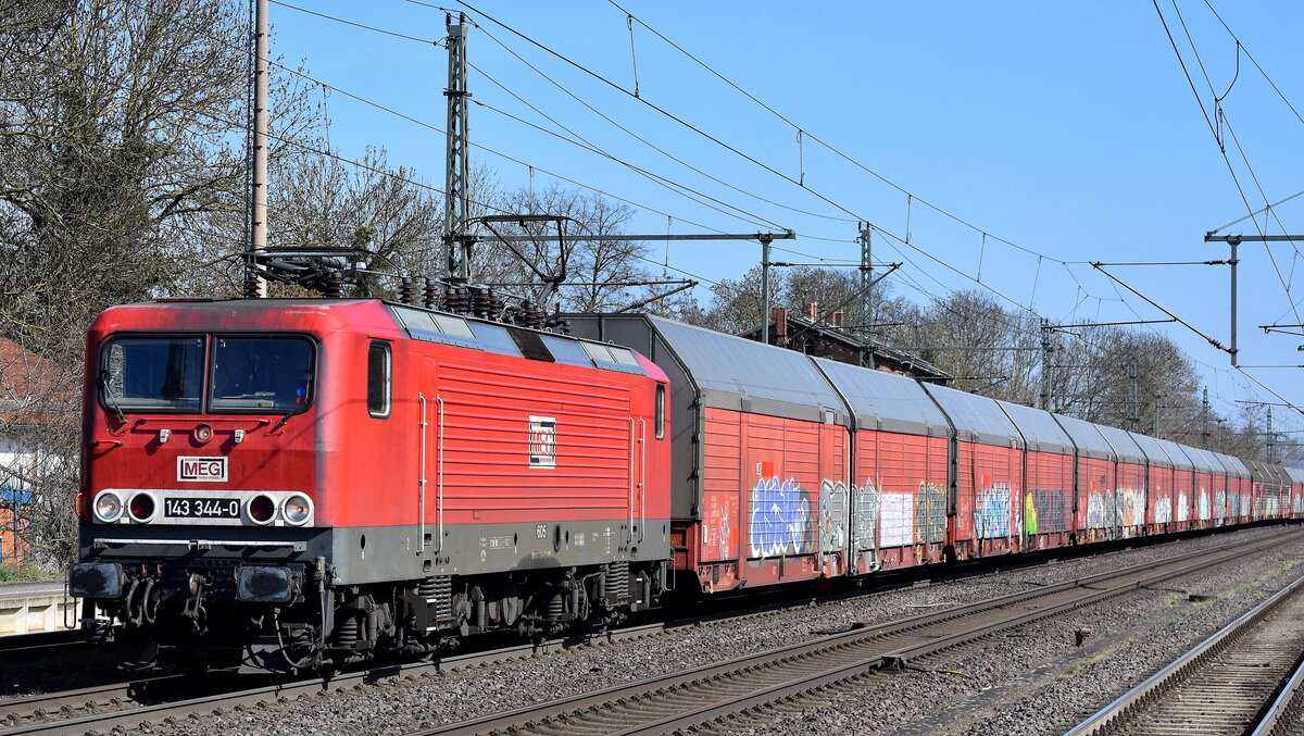 Mitteldeutsche Eisenbahn GmbH, Merseburg-Schkopau mit ihrer  143 344-0  (NVR:  91 80 6143 344-0 D-MEG ) und einem geschlossenen PKW-Transportzug am 27.03.25 Höhe Bahnhof Niederndodeleben.