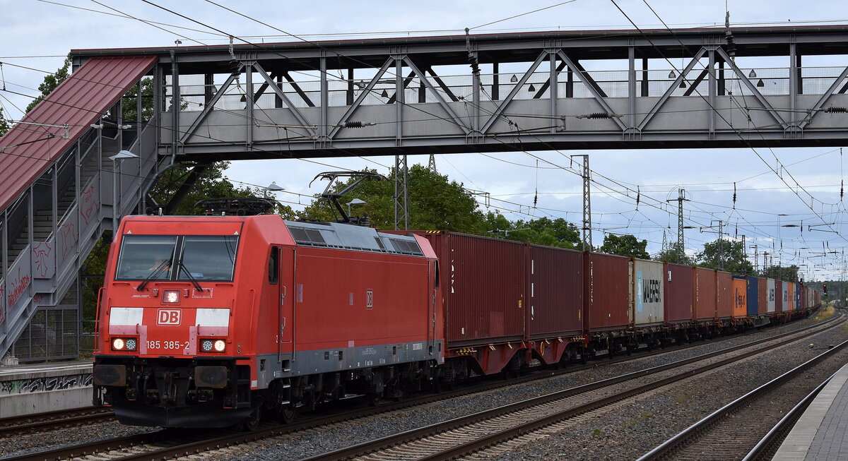 Mitteldeutsche Eisenbahn GmbH, Schkopau [D] mir der angemieteten  185 385-2  [NVR-Nummer: 91 80 6185 385-2 D-DB] und einem Containerzug am 09.07.25 Höhe Bahnhof Saarmund.
