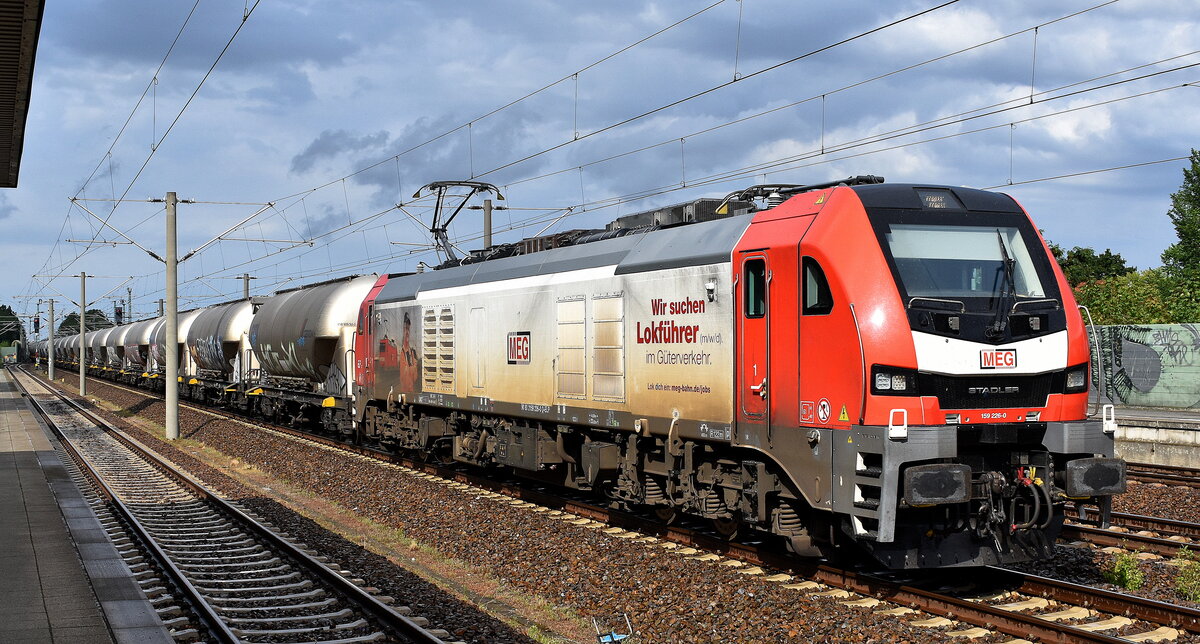 Mitteldeutsche Eisenbahn GmbH, Schkopau [D] mit der geleasten ELP Eurodual Lok  159 226-0  [NVR-Nummer: 90 80 2159 226-0 D-ELP] und einem Zementstaubzug am 16.07.25 Höhe Bahnhof Luckenwalde.