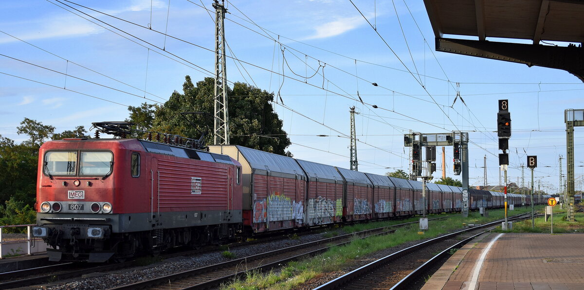 Mitteldeutsche Eisenbahn GmbH, Schkopau  mit ihrer Lok  607  [NVR-Nummer: 91 80 6143 310-1 D-MEG] und einem geschlossenem PKW-Transportzug am 07.08.25 Höhe Bahnhof Magdeburg-Neustadt.