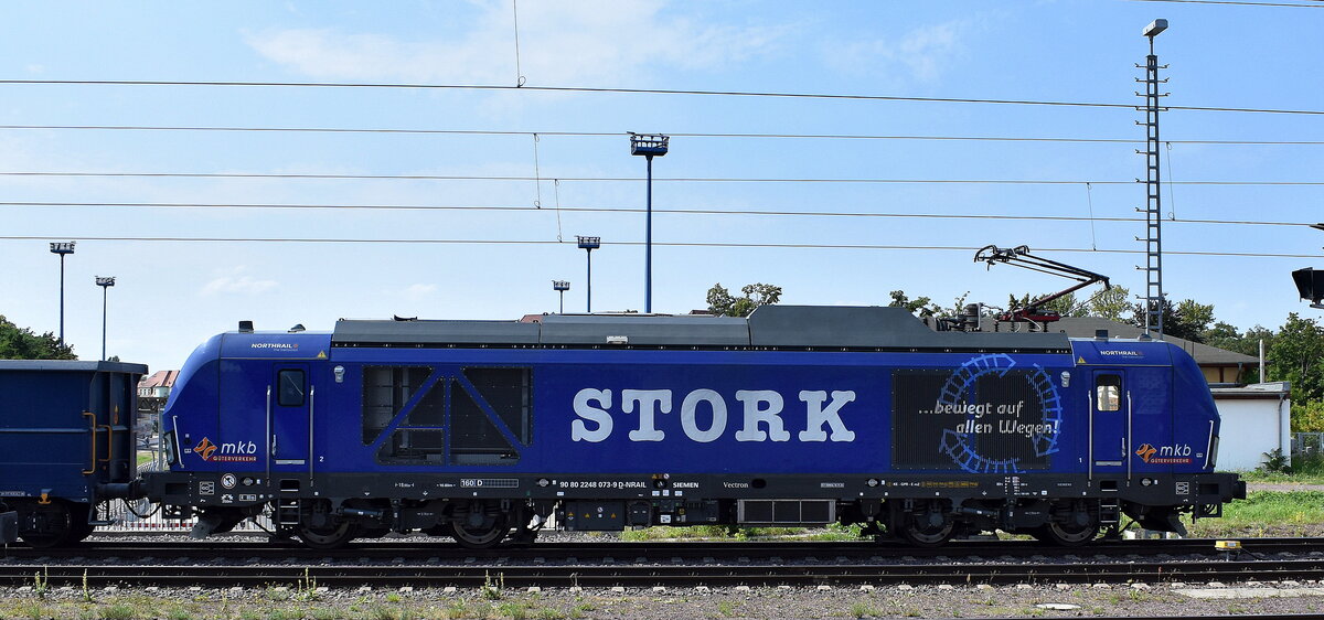 mkb - Mindener Kreisbahnen GmbH, Minden [D] mit der geleasten Nortrail Vectron Dual Lok  248 073  [NVR-Nummer: 90 80 2248 073-9 D-NRAIL] und einem Ganzzug Drehgestell-Hochbordwagen am 09.08.25 Höhe Bahnhof Magdeburg Hbf.