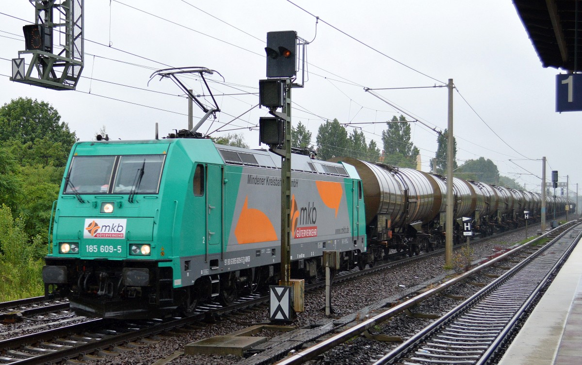mkb mit Mietlok 185 609-5 und Kesselwagenzug am 23.06.15 Berlin-Pankow.
