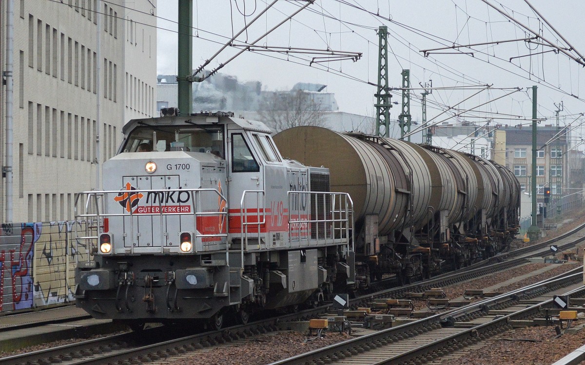 mkb V 19 (277 808-2) mit Leerzug Kesselwagen (UN-Nr. 30/1307 = Xylole) am 22.01.15 Berlin-Wedding.