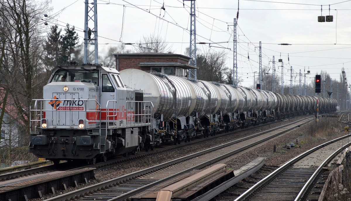 mkb V19 277 808-2 mit Kesselwagenzug am 28.01.15 Berlin-Karow.