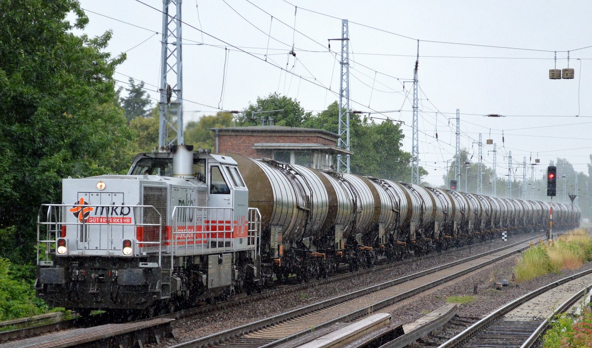 mkb V19 (277 808-2)mit Kesselwagenzug bei str�menden Regen Richtung Schwedt am 24.06.14 Berlin-Karow.
