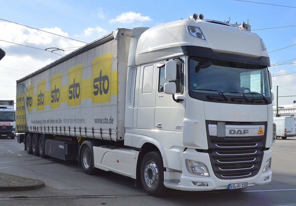Moderne DAF XF 460 Zugmaschine mit sto-Trailer am 22.03.17 Berlin-Marzahn.