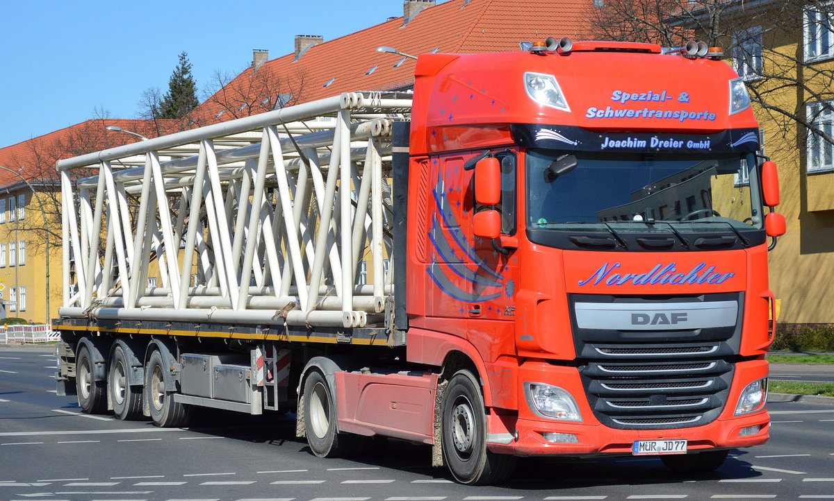 Moderne DAF XF 510 Zugmaschine mit Flachtrailer mit Hockkransegmenten beladen der Fa. Joachim Dreier GmbH (Spezial- & Schwertransporte am 27.03.17 Berlin-Adlershof.