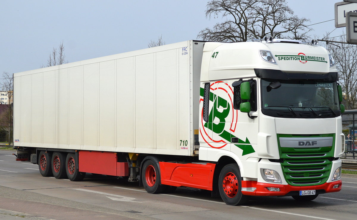 Moderne DAF XF Zugmaschine, ein Sattelzug der Sped.BURMEISTER am 04.04.16 Berlin-Marzahn.