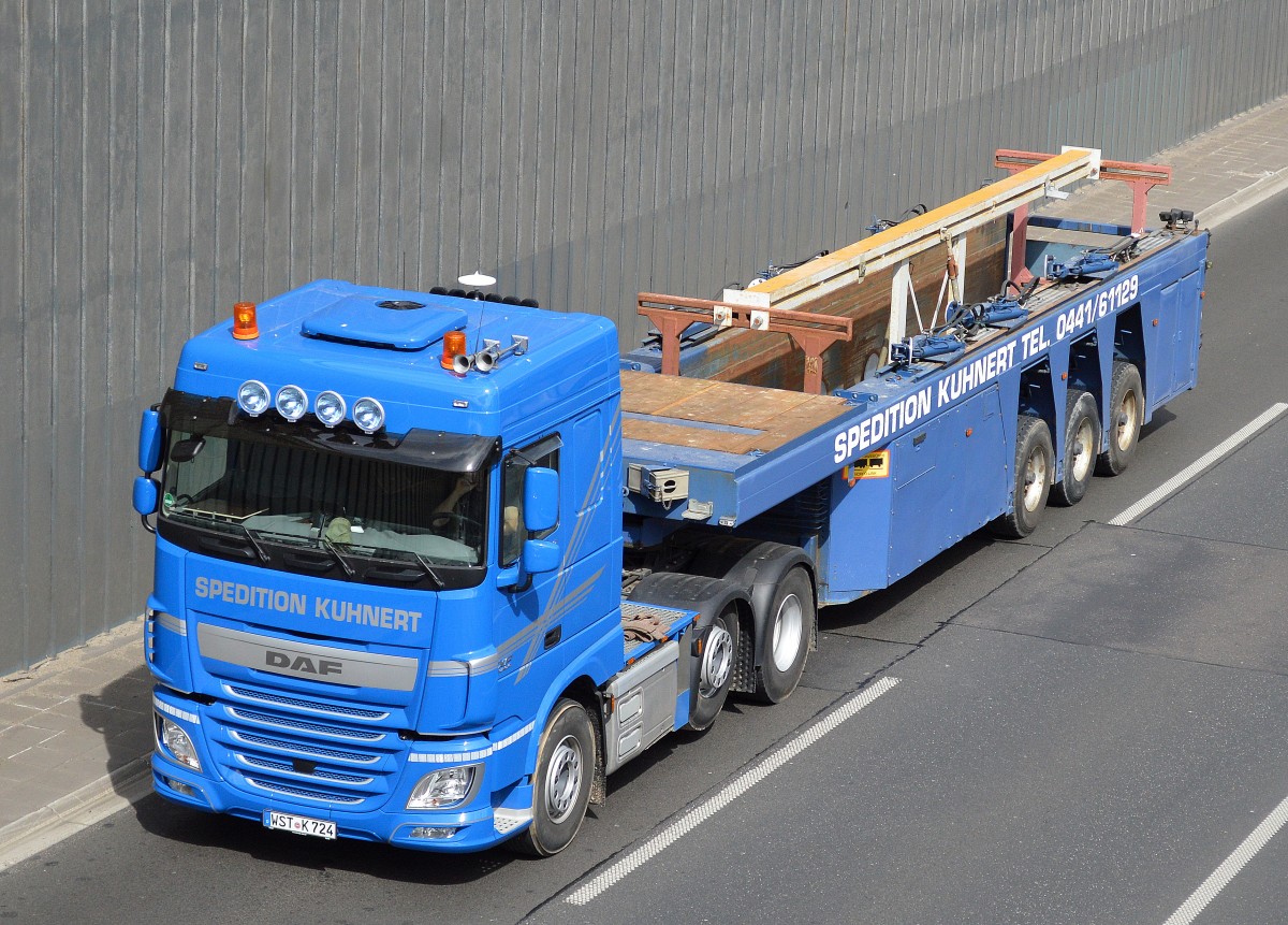 Moderne DAF Zugmaschine mit Spezialauflieger für Betonfertigteile der Sped.KUHNERT am 13.04.15 Berliner Stadtautobahn Höhe Kaiserdamm.