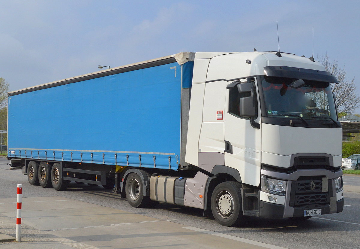 Moderne RENAULT TRUCKS Zugmaschine mit Trailer am 05.04.17 Berlin-Marzahn. 