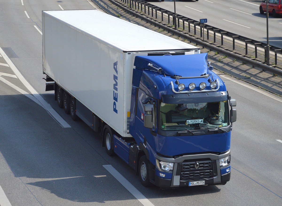 Moderne Renault Zugmaschine mit Kühlthermoauflieger der Fa. PEMA am 31.08.15 Berliner Stadtautobahn Höhe Sachsendamm.
