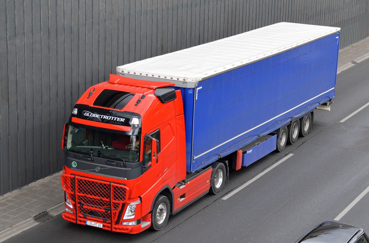 Moderne VOLVO FH 460 Zugmaschine mit Auflieger am 13.04.15 Berliner Stadtautobahn Höhe Kaiserdamm.