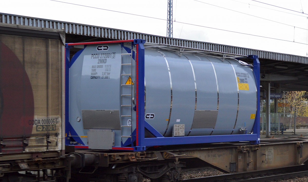 Moderner Kesselcontainer vom Hersterller VANHOOL von der Fa.? am 01.12.15 Bhf. Flughafen Berlin-Schönefeld.
