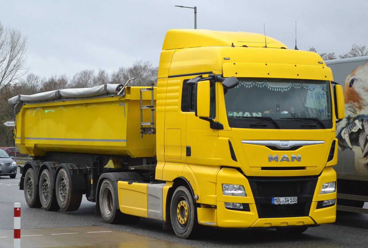 Moderner MAN Sattelkipper ganz in gelb am 25.01.18 Berlin-Marzahn.