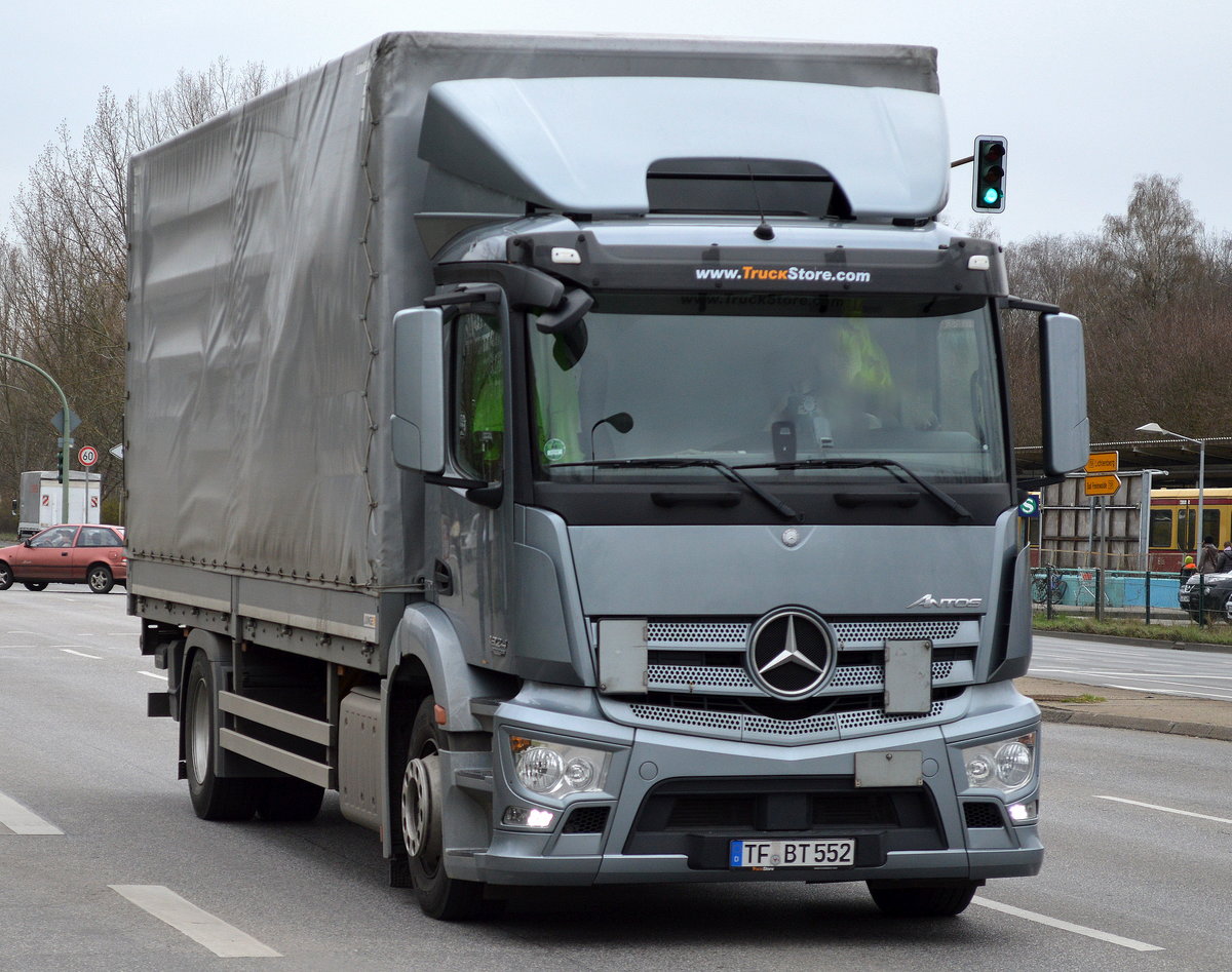Moderner MB ANTOS 1824 LKW mit Pritschenaufbau mit Planeüberzug am 31.03.16 Berlin-Marzahn.