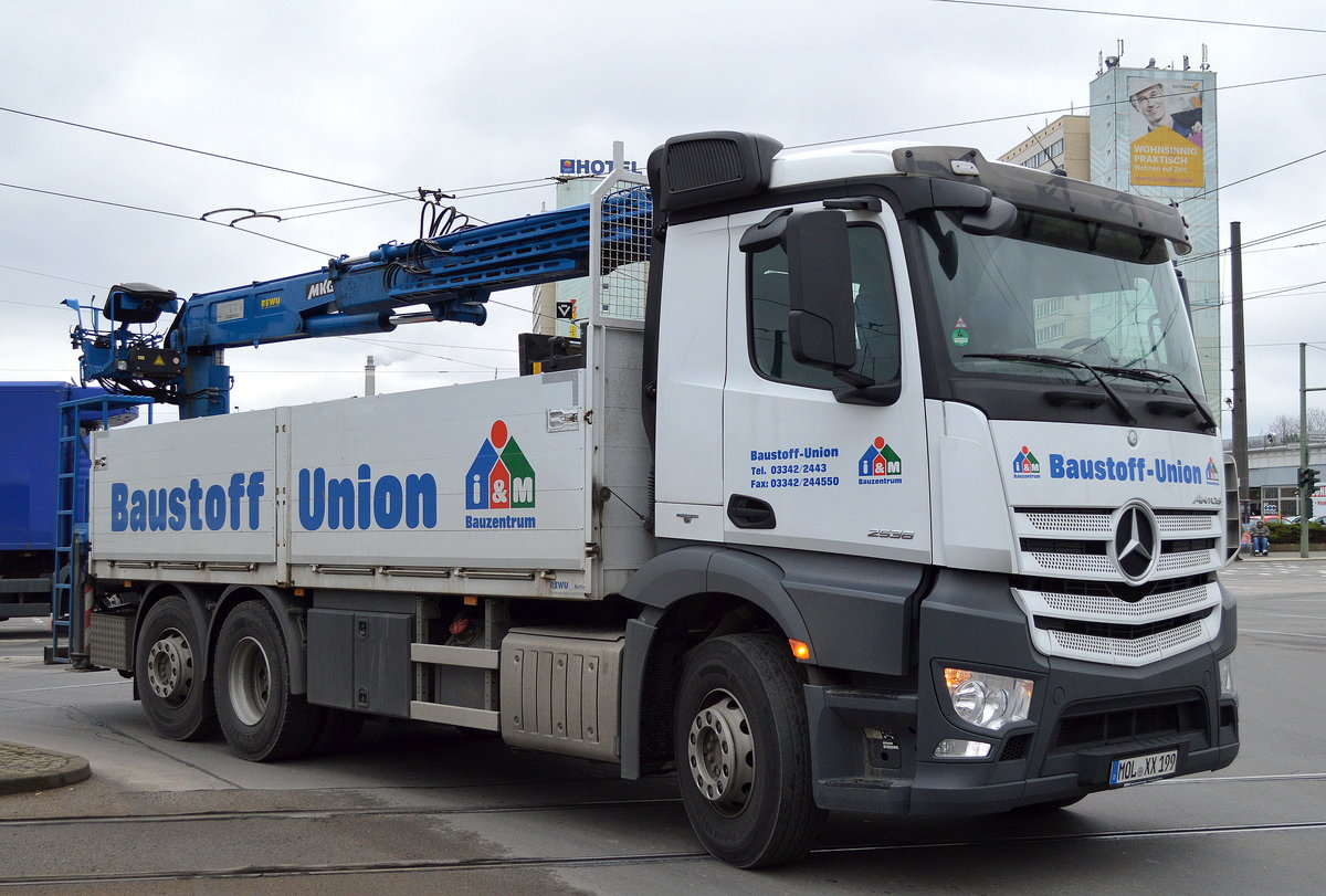 Moderner MB ANTOS 2536 Baustofftransporter mit Heckgreifarm (Selbstlader) der Fa.Baustoff-Union am 07.03.17 Berlin-Marzahn.