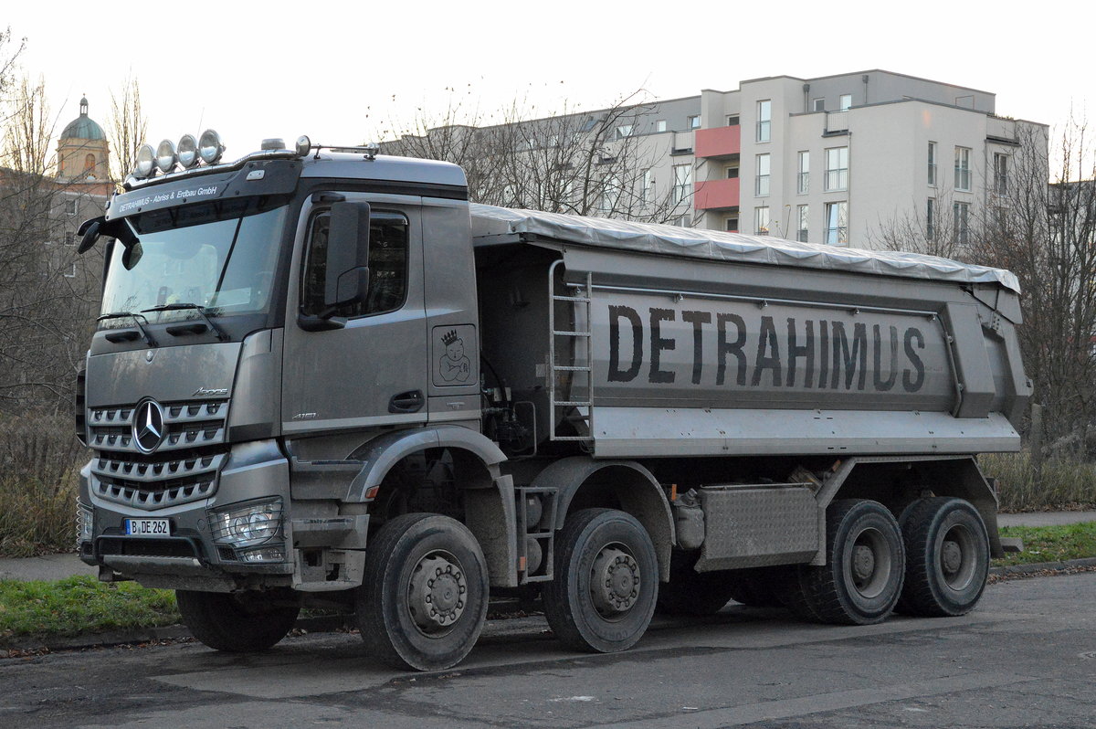 Moderner MB AROCS 4151 Baukipper der Fa. DETRAHIMUS am 07.12.17 Berlin-Pankow.