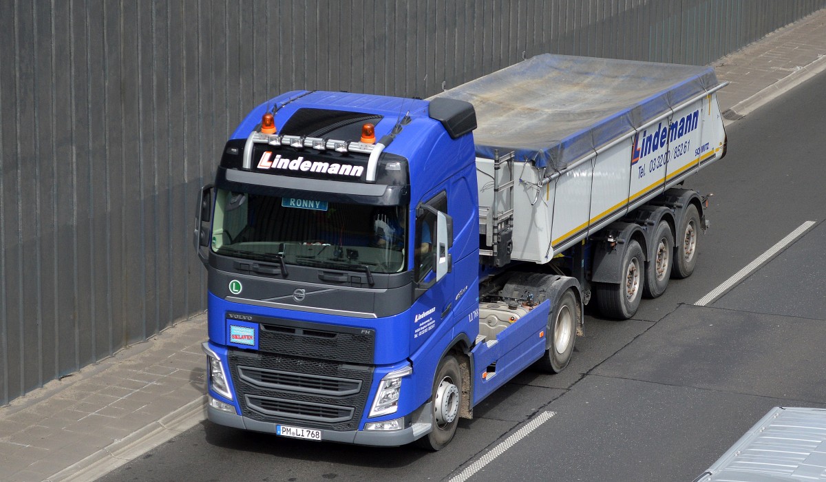 Moderner VOLVO FH 460 Sattelkipper der Fa. Lindemann am 13.04.15 Berliner Stadtautobahn Höhe Kaisersdamm.