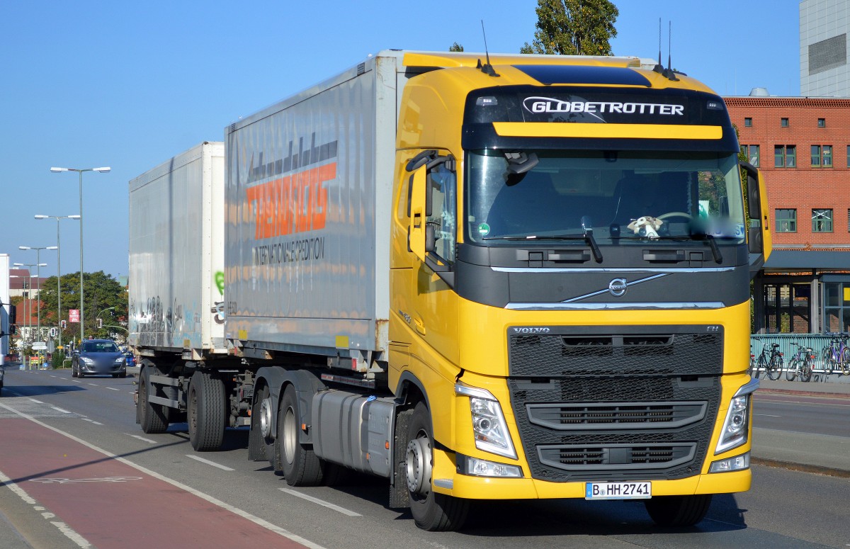 Moderner VOLVO FH 480 Hängerzug einer Berliner Spedition am 12.10.15 Berlin-Putlitzbrücke.