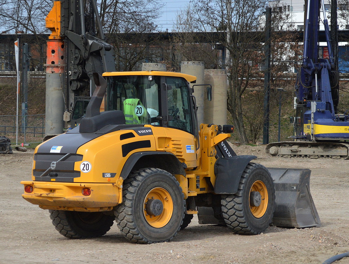 Moderner VOLVO L50G Radlader (Mietbaumaschine) am 03.04.16 Baustelle Berlin-Adlershof.
