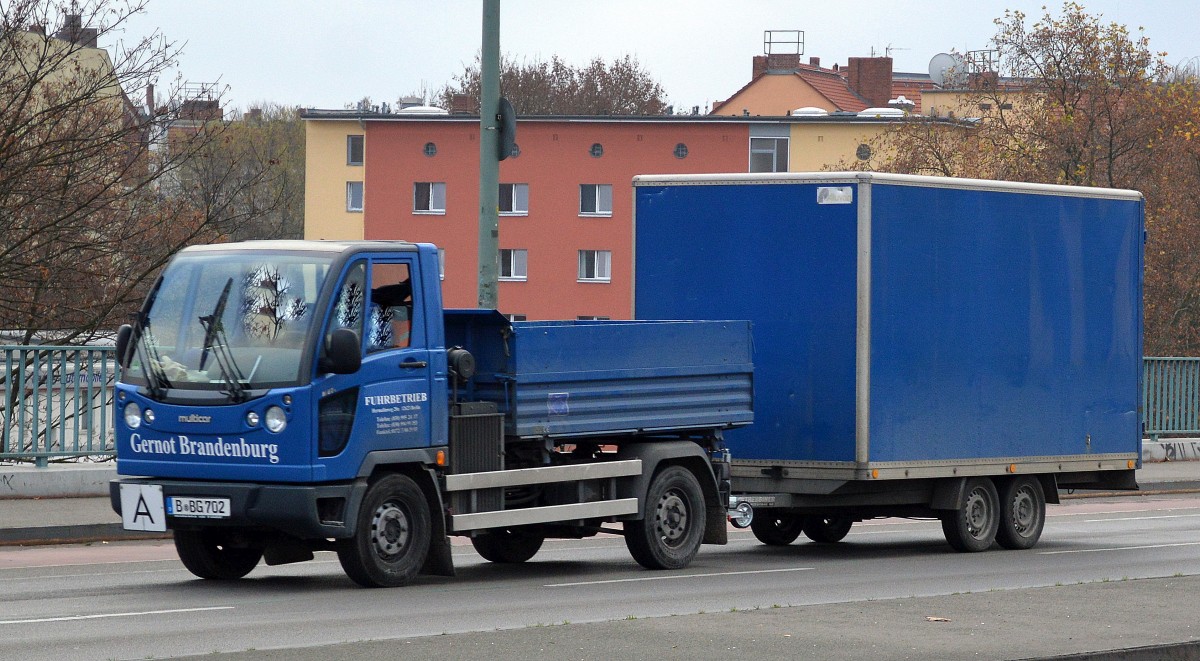 Modernes multicar vom Fuhrbetrieb Gernot Brandenburg mit Hänger am 21.11.14 Berlin-Putlitzbrücke.