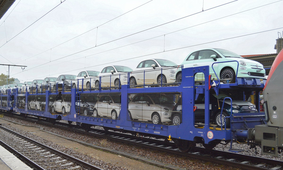 MOSOLF PKW-Transportwageneinheit mit fabrikneuen FIAT 500 aus polnischer Produktion am 11.10.17 Bf. Berlin-Lichtenberg.