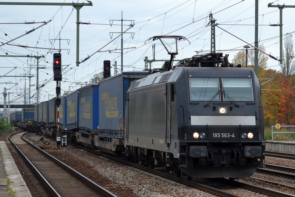 MRCE 185 563-4 für BoxXpress mit KLV-Güterzug am 09.10.14 Bhf. Flughafen Berlin-Schönefeld.