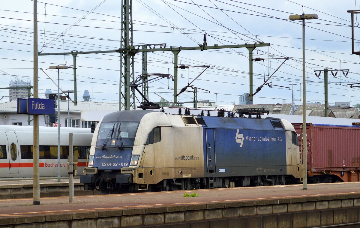 MRCE Dispolok 182 519-9 (ES 64 U2-019, Siemens Bj.2002) für die WLB Cargo tätig mit Containerzug bei xder Durchfahrt Fulda Hbf. 10.05.14 