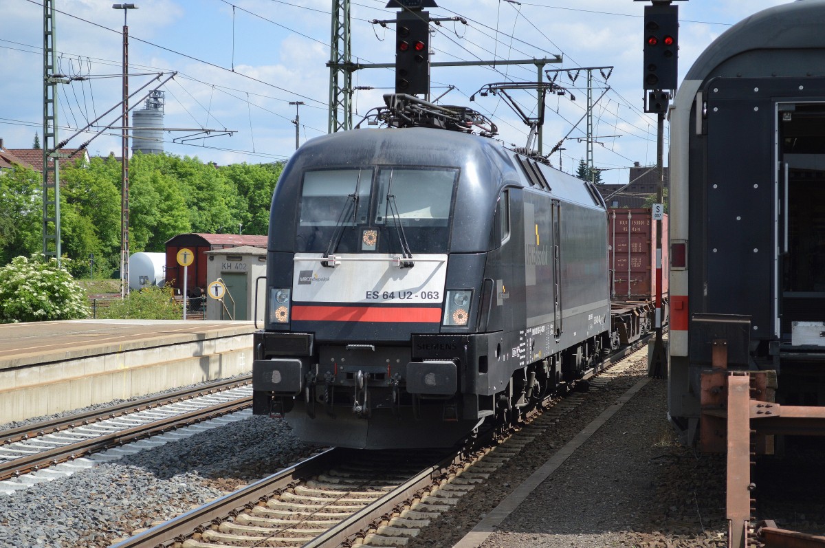 MRCE Dispolok 182 563-7 (ES 64 U2-063, Siemens Bj.2004) für die WLC tätig mit Containerzug bei der Durchfahrt Fulda Hbf. am 31.05.14 