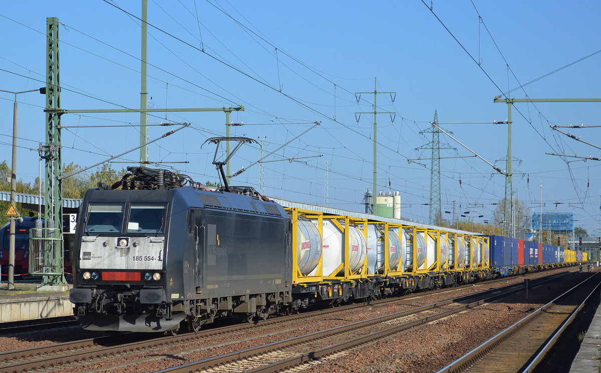 MRCE Dispolok 185 554-3 für NIAG? (unwahrscheinlich), vielleicht DB Cargo? mit Containerzug am 16.10.17 Bf. Flughafen Berlin-Schönefeld.