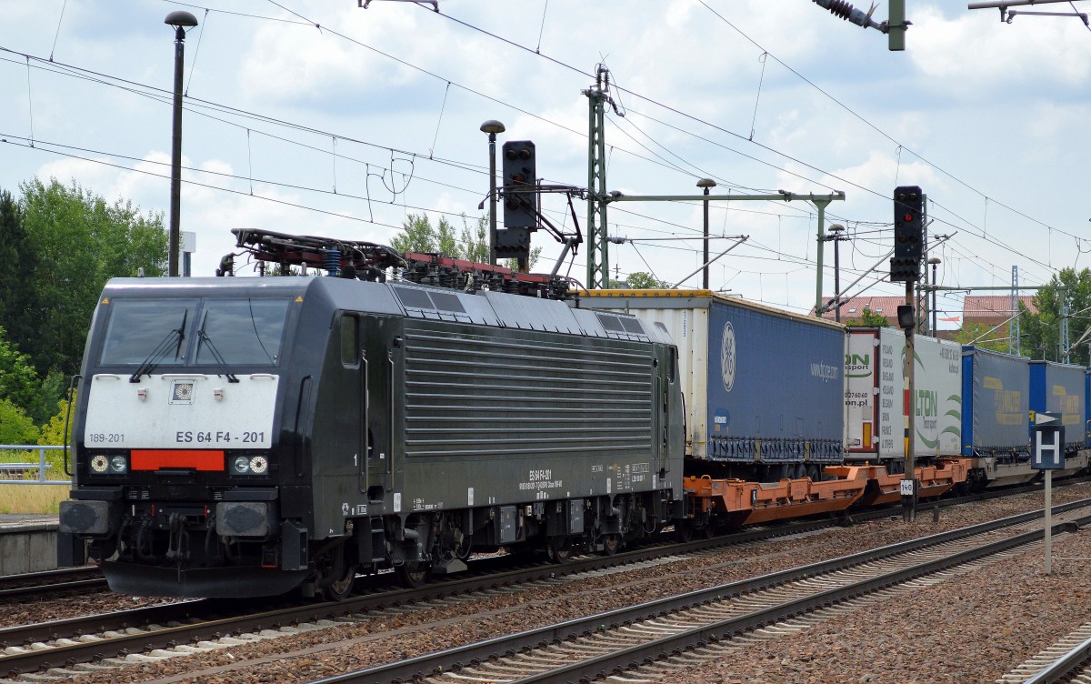 MRCE Dispolok 189 201-7 (ES 64 F4-201) für ERSR mit Taschwagenzug bei der Durchfahrt Bhf. Flughafen Berlin-Schönfeld am 26.06.14