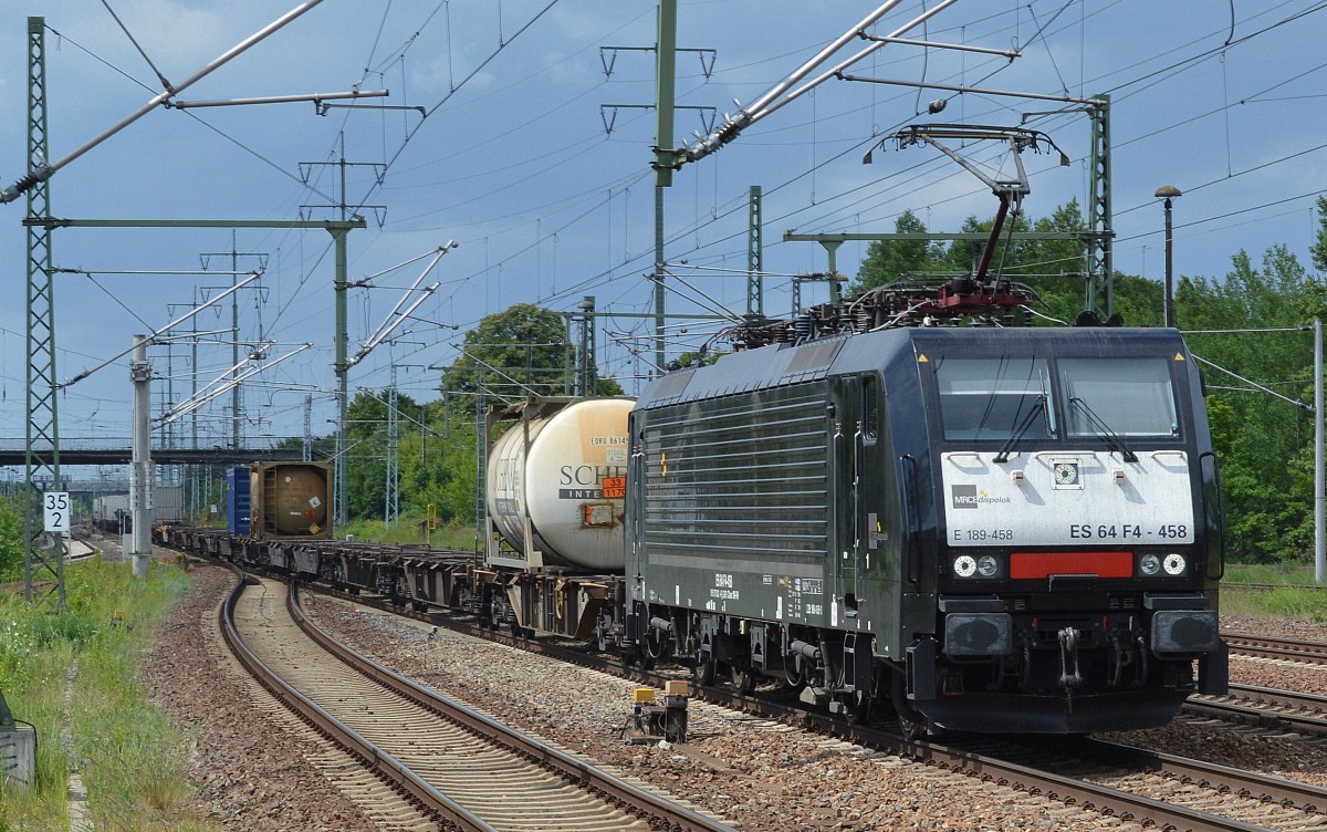 MRCE Dispolok  189 458-3/ES 64 F4-458 im Moment für DB Schenker tätig mit Containerzug am 03.06.15 Durchfahrt Bhf. Flughafen Berlin-Schönefeld.