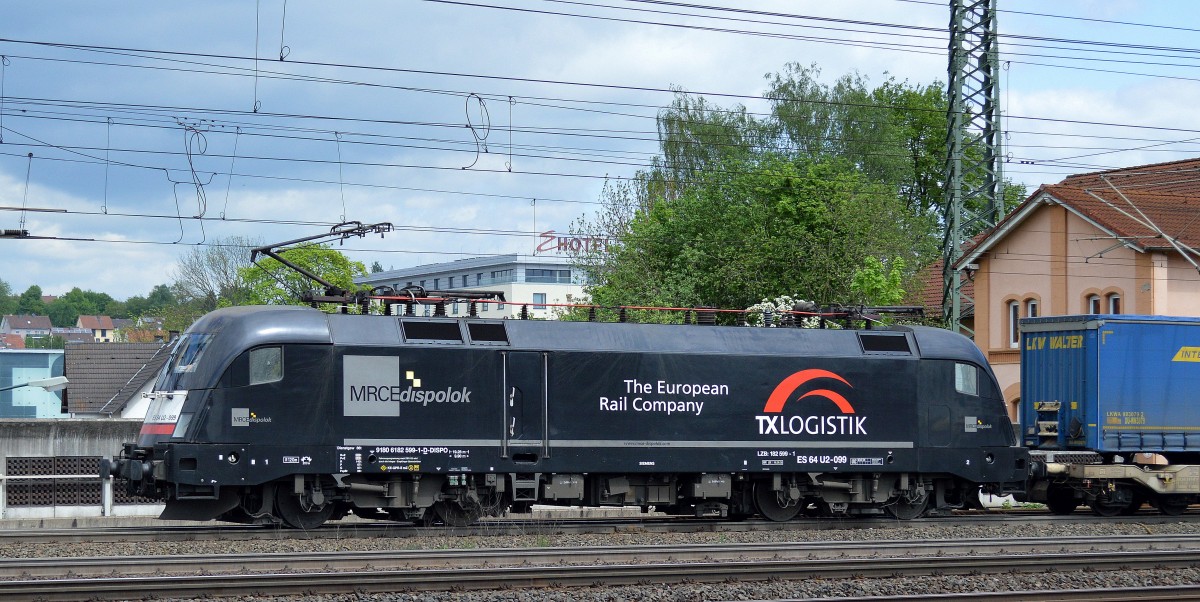 MRCE Dispolok 189 599-1 (ES 64 F4-099, Siemens Bj.2004) f�r TXL t�tig mit Taschenwagenzug vei der Durchfahrt Fulda Hbf. am 03.05.14
