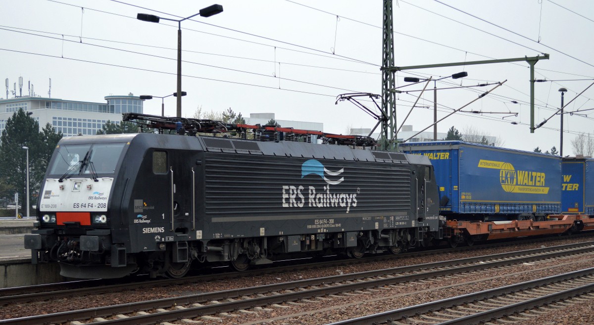 MRCE Dispolok E 189-208/ES 64 F4-208 von ERSR mit Taschwagenzug bei der Durchfahrt Bhf. Flughafen Berlin-Schönefeld.