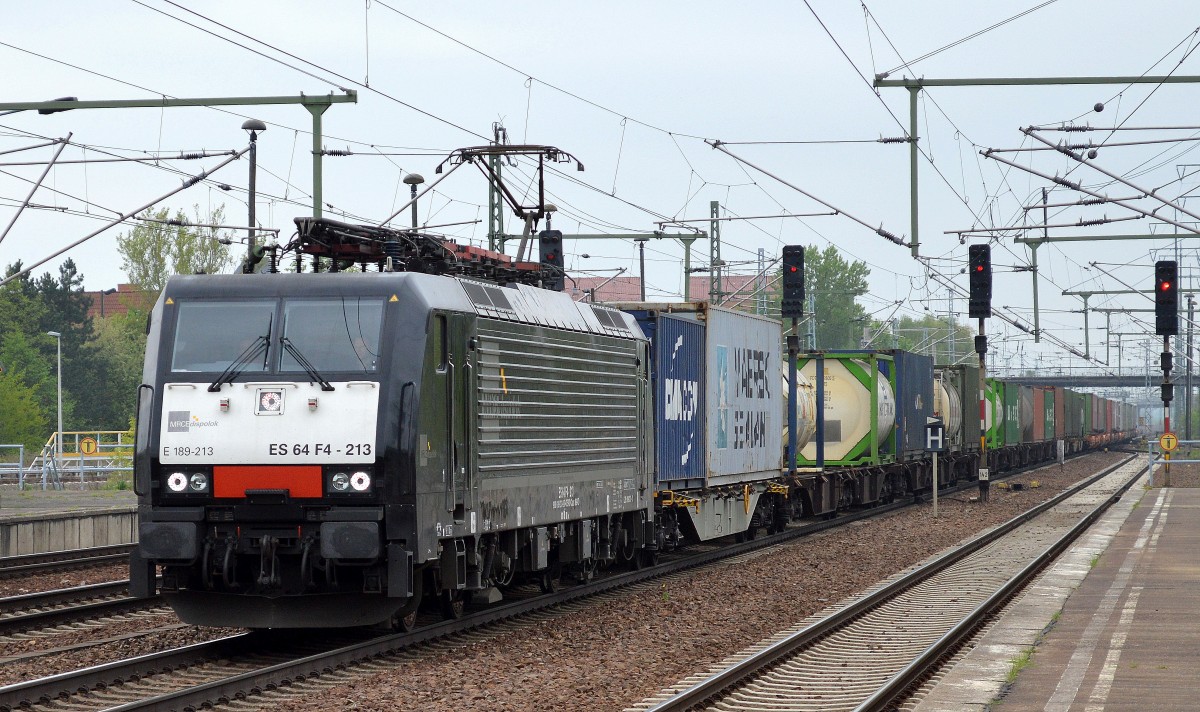MRCE Dispolok E 189-213/ES 64 F4-213 für ERSR tätig mit Container- u. Taschenwagenzug be ider Durchfahrt im Bhf. Flughafen Berlin-Schönefeld.