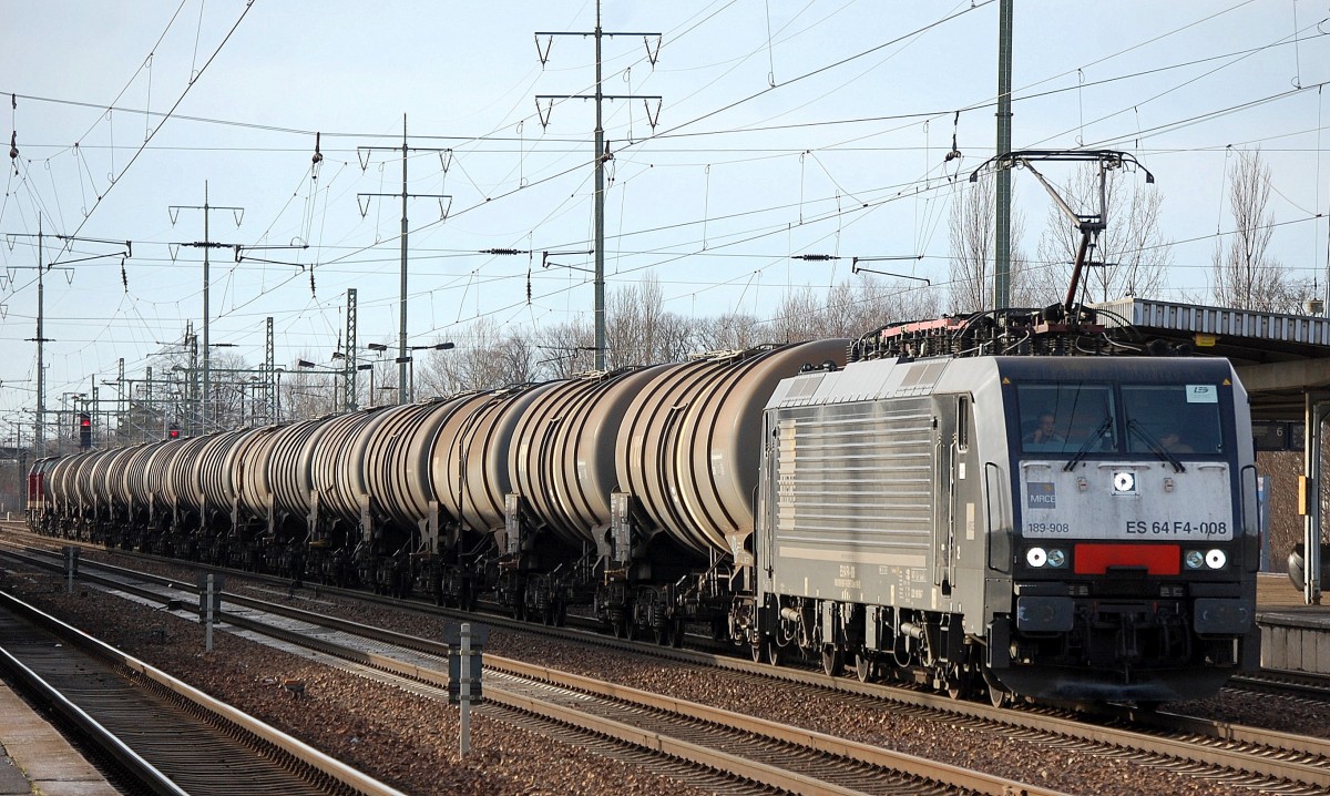 MRCE Dispolok ES 64 F4-008 f�r LEG t�tig mit Kesselwagenzug und am Ende des Zuges die LEG Dieselloks 202 484-2 + 202 327-3 am 04.01.14 Durchfahrt Flughafen Berlin-Sch�nefeld.