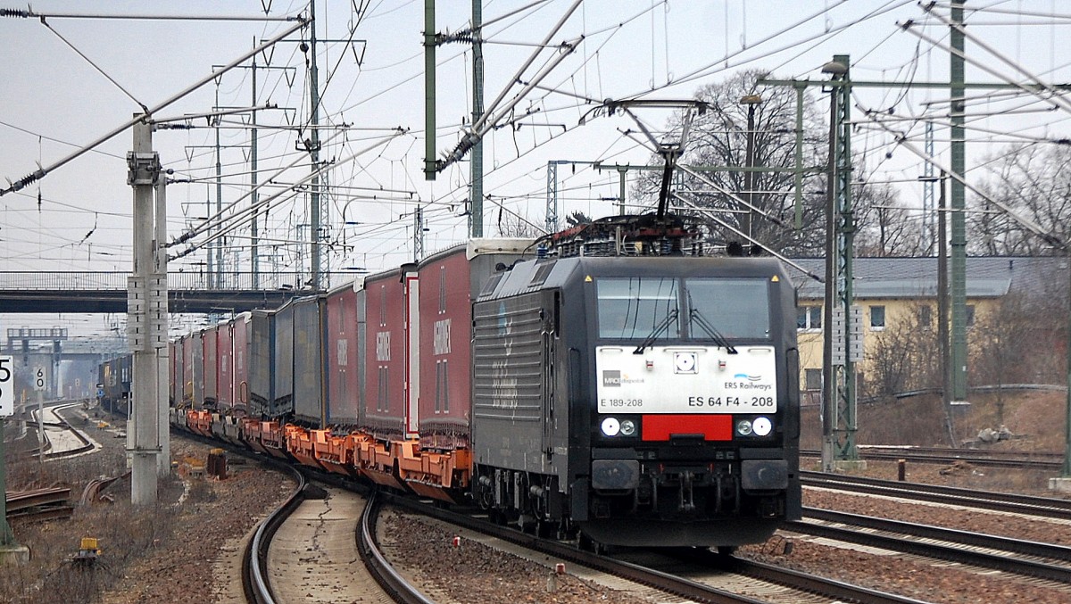 MRCE Dispolok ES 64 F4-208 für ERSR unterwegs mit Taschenwagenzug bei der Durchfahrt Bhf. Flughafen Berlin-Schönefeld, 19.02.14