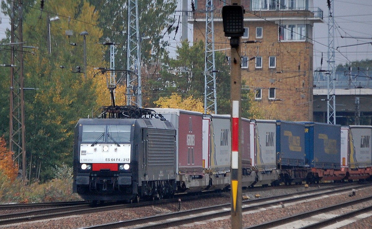 MRCE Dispolok ES 64 F4-212 f�r ERSR t�tig mit Taschenwagenzug bei der Durchfahrt im Bhf. Flughafen Berlin-Sch�nefeld, 09.10.13