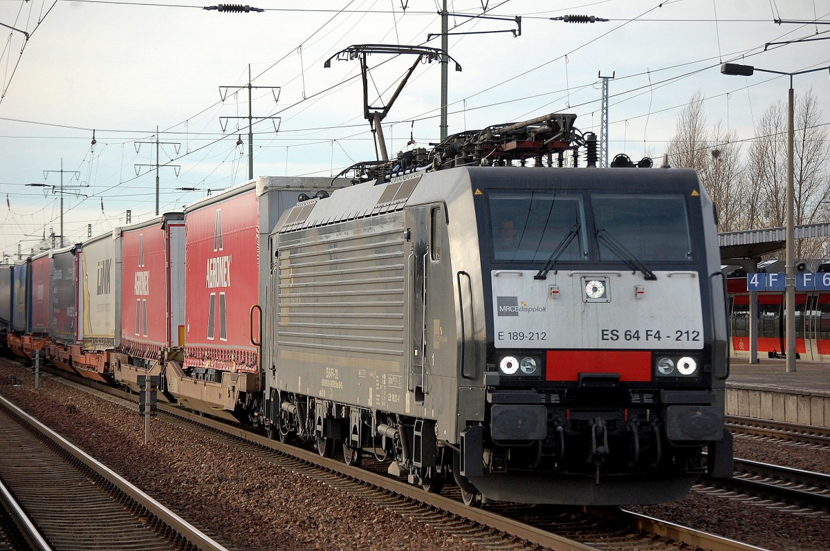 MRCE Dispolok ES 64 F4-212 für ERSR tätig mit Taschwagenzug am 17.12.13 Bhf. Flughafen Berlin-Schönefeld.