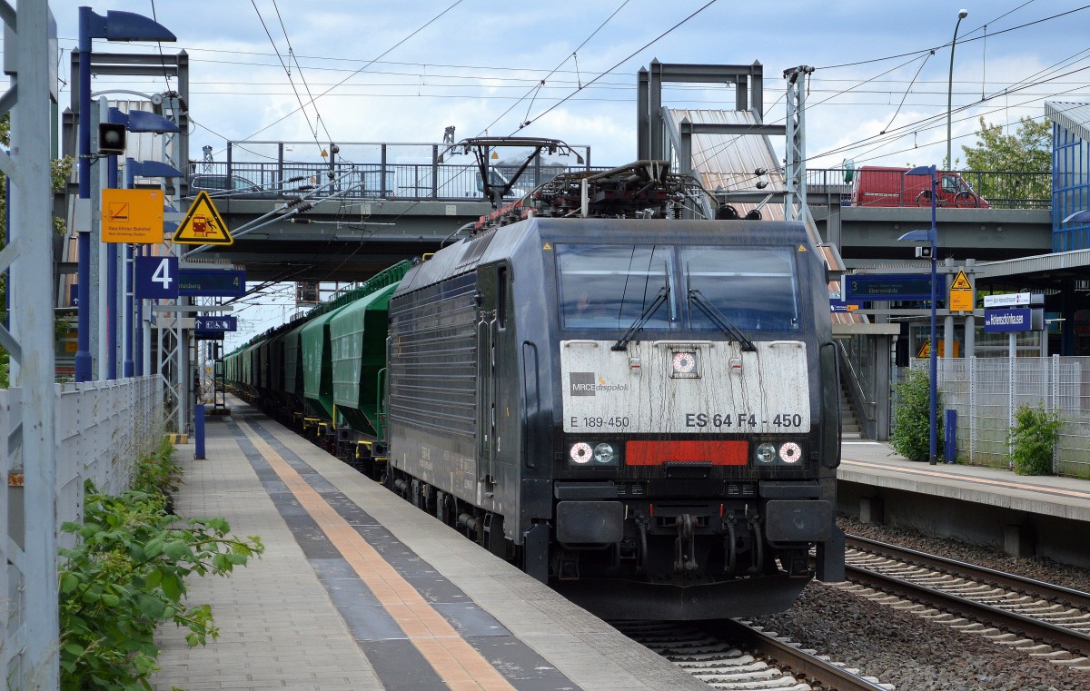 MRCE Dispolok ES 64 F4-450 (189 450-0) im Moment für LEG tätig hat einen Ganzzug grüner rumänischer Getreidesilowagen am Haken, 03.06.15 Durchfahrt Bhf. Berlin-Hohenschönhausen.
