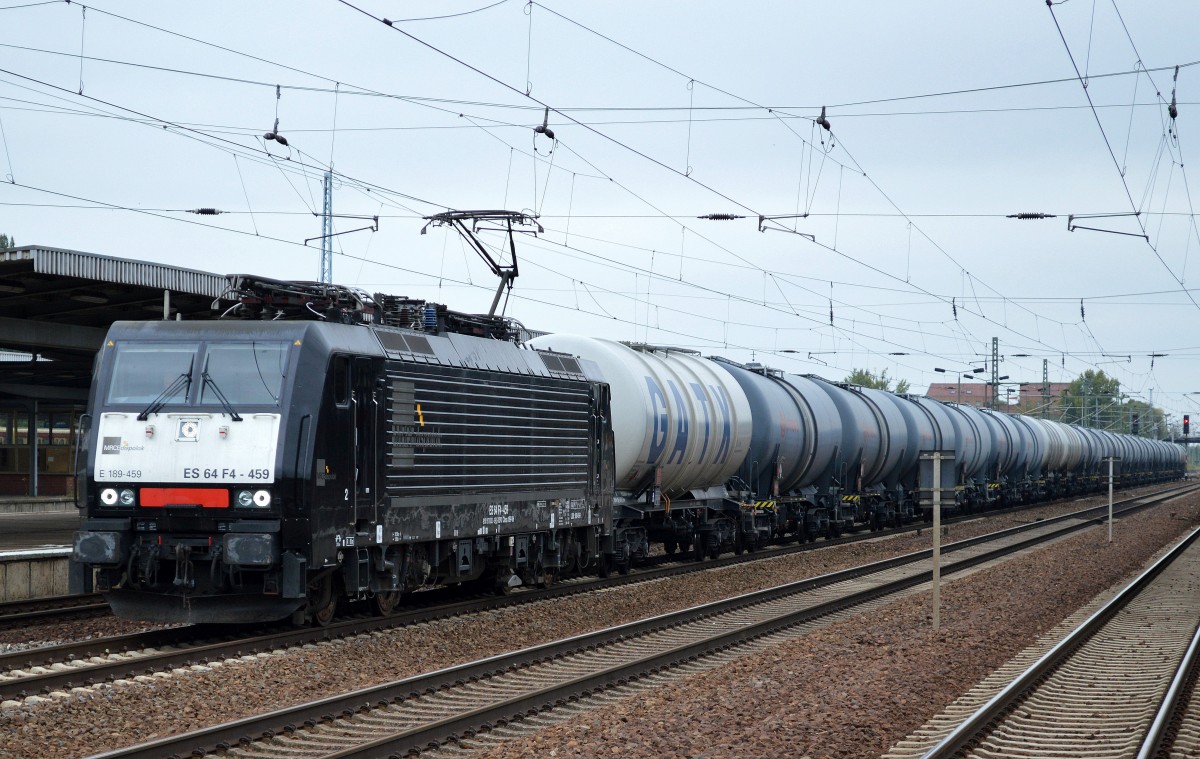 MRCE Dispolok ES 64 F4-459 (91 80 6189 459-1 D-DISPO, Siemens Bj.2009) im Moment an ITL Polska vermietet mit Kesselwagenzug bei der Durchfahrt Bhf. Flughafen Berlin-Schönfeld, 01.09.14