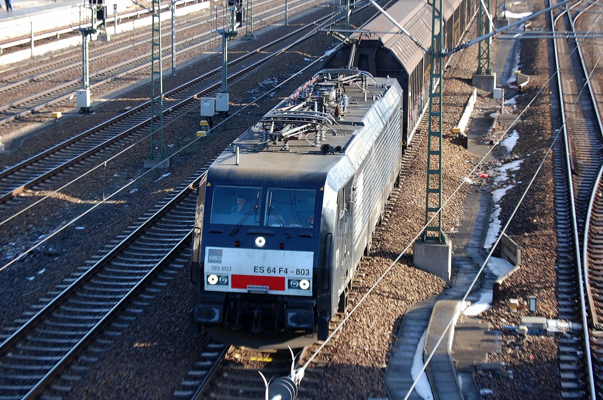 MRCE Dispolok ES 64 F4-803 (91 80 6189 803-0 D-DISPO, Siemens Bj.2011) für CTL tätig mit langem Ganzzug Schiebewandwagen am 06.02.14 Richtung Berlin-Spandau unterhalb der Beusselbrücke Berlin.