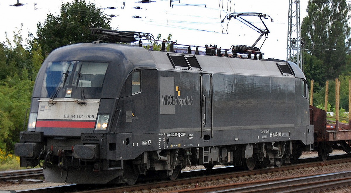 MRCE Dispolok ES 64 U2-009 (182 509-0) in der Vergangenheit eigentlich f�r die DB Fernverkehr t�tig, heute mit G�terzugleistung mit leeren Transwaggon Holztransportrungenwagen wie sie Raildox u.a Firmen nutzen unterwegs, 14.08.13 Berlin-Springpfuhl.