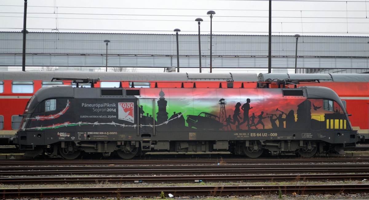 MRCE Dispolok ES 64 U2-009 (182 509-0) schon seit längerem im DB-Einsatz für den IRE Berlin-Hamburg stand heute ohne Wagengarnitur auf dem Betriebsgelände Berlin-Lichtenberg während die Wagen zur Wäsche gefahren wurden, 07.01.15 