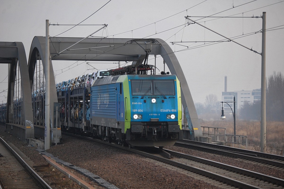 MRCE Dispolok der PKP Cargo ES64F4-804/EU45-804 mit Fabrikneuen Fiat unterwegs Richtung Berlin-Spandau am 14.01.14 Berlin-Pankow.