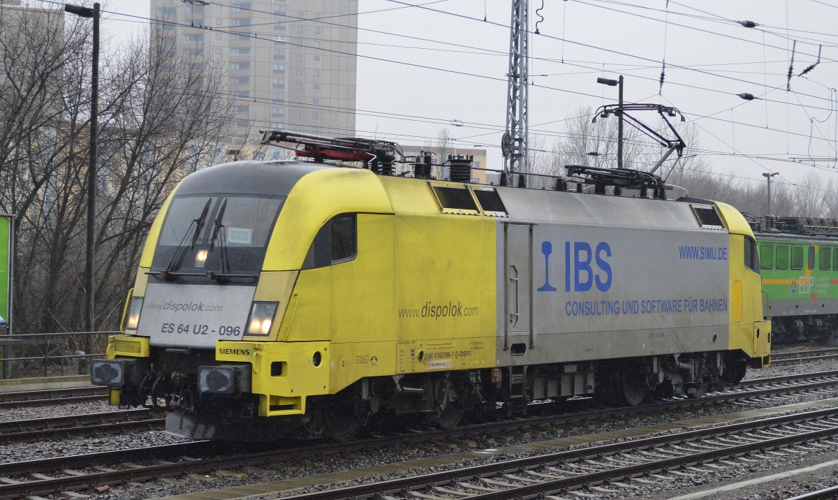 MRCE Mietlok 182 596-7/ES 64 U2-096 seit längerem für die DB Fernverkehr tätig unterwegs Richtung Berlin-Lichtenberg am 20.01.15 Berlin Greifswalder Str.